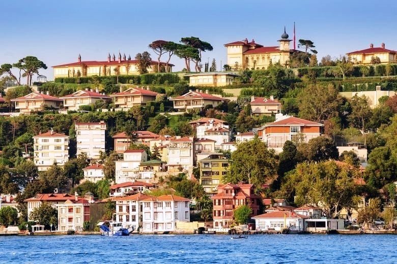 Kuzguncuk’ta Renkli Sokaklar ve Denize Açılan Hikâyeler: Ulaşım Rehberi