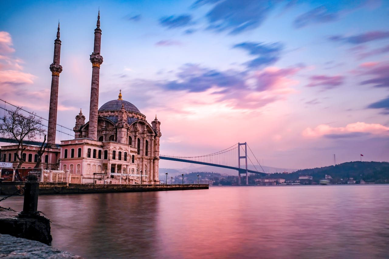 Ortaköy’de Gün Batımı: Boğaz Kenarında En Romantik Noktalara Shuttle Transfer